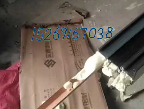 JX-H-P30S鋁型材隔熱穿條機(jī)(圖6) 型材填充發(fā)泡聚氨酯案例