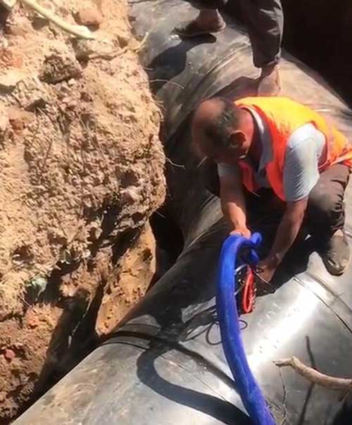 聚氨酯高壓發(fā)泡機管道補口機(圖2) 聚氨酯高壓發(fā)泡機管道補口案例